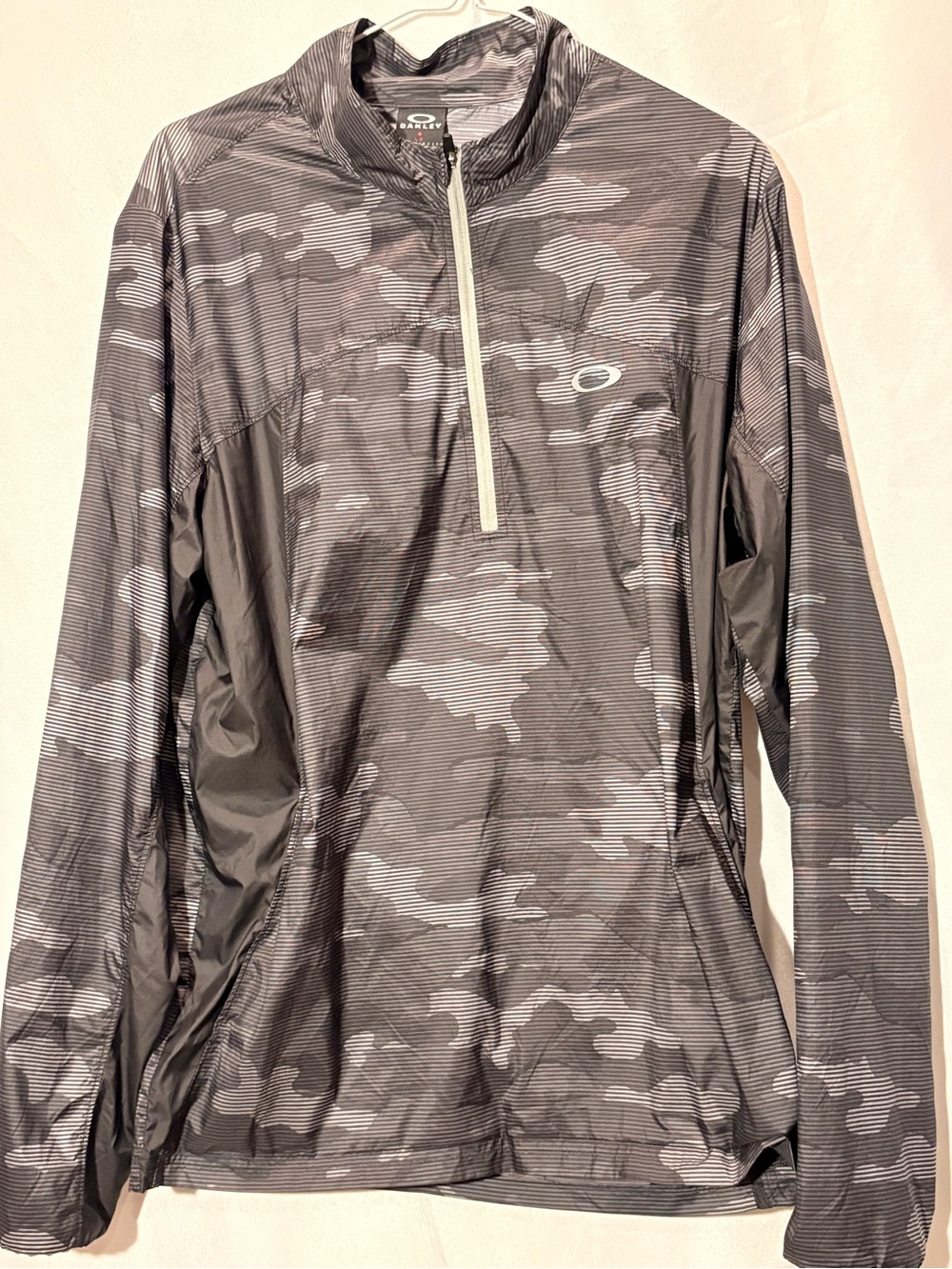 Oakley Men's Gray Camo Lightweight Half-Zip Windbreaker